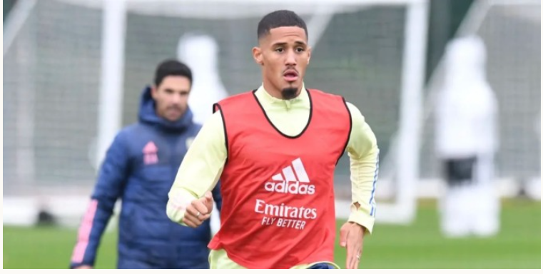Arteta quan sát Saliba trong một buổi tập tại đại bản doanh Colney của Arsenal