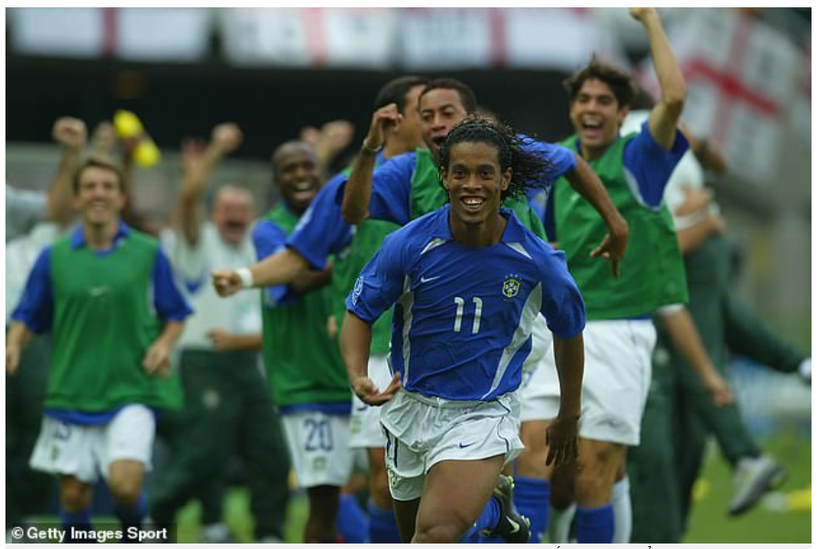 Ronaldinho ăn mừng sau cú phá lưới David Seaman của Anh trong trận tứ kết năm 2002.